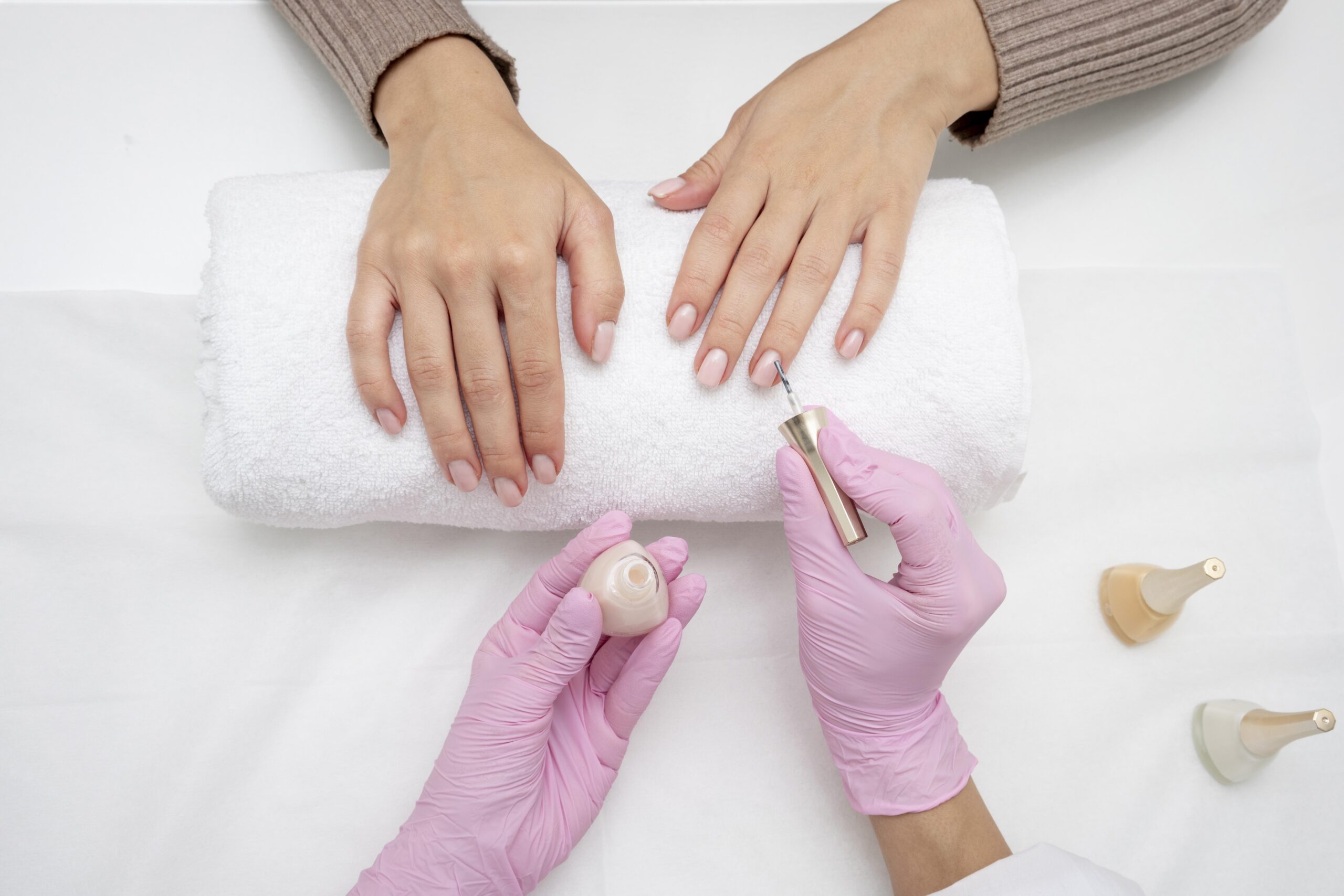 Prestations processus de manucure pour le soin des ongles